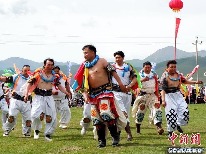 祁连山下默勒草原喜迎那达慕多省区民众参与其中